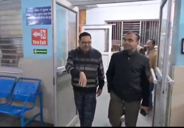 डीएम मयूर दीक्षित