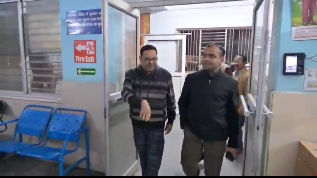 डीएम मयूर दीक्षित