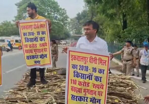 विधानसभा गेट पर पलटी गन्ने की ट्राली