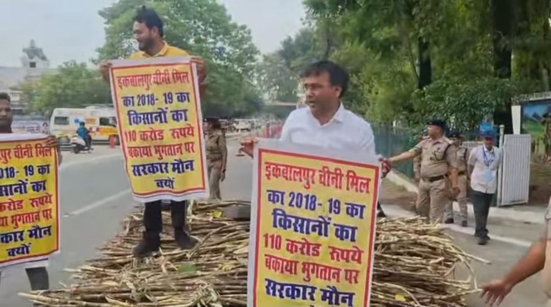 विधानसभा गेट पर पलटी गन्ने की ट्राली