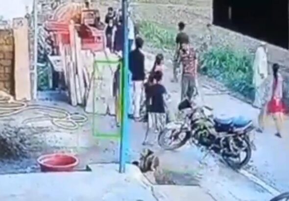 दो पक्षों में खूनी संघर्ष