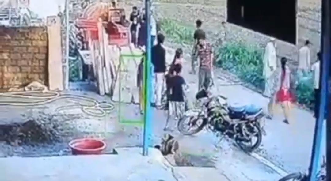दो पक्षों में खूनी संघर्ष
