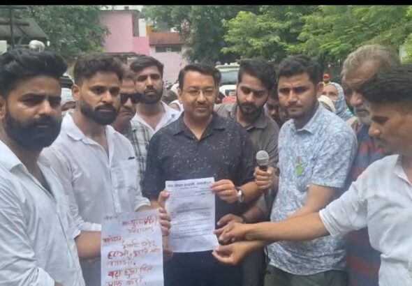खून से पत्र लिख मुख्यमंत्री से गुहार