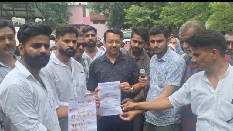 खून से पत्र लिख मुख्यमंत्री से गुहार