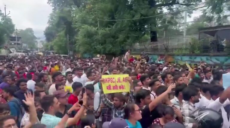 जोरदार प्रदर्शन करते छात्र