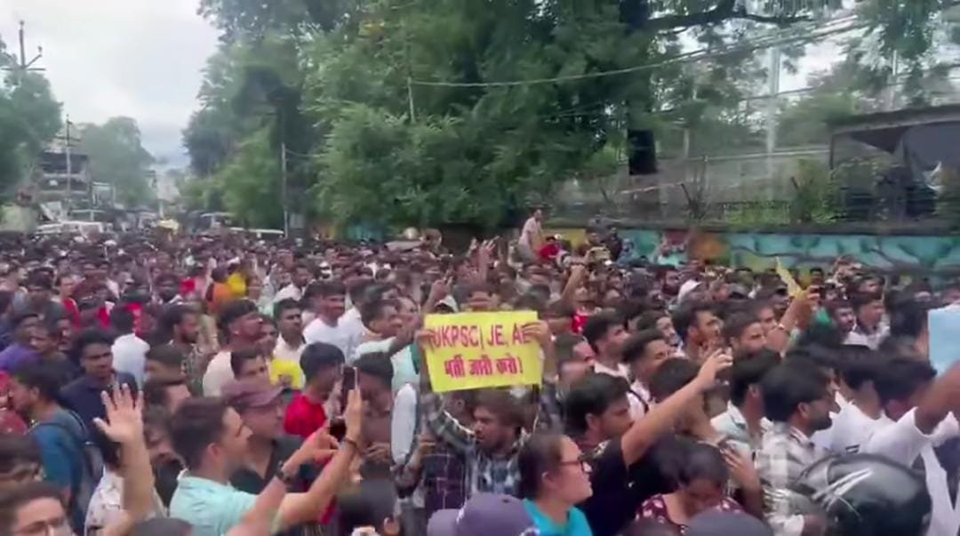 जोरदार प्रदर्शन करते छात्र