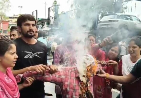 कांग्रेस मुख्यालय घेराव