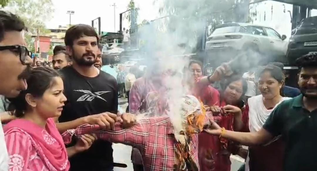 कांग्रेस मुख्यालय घेराव