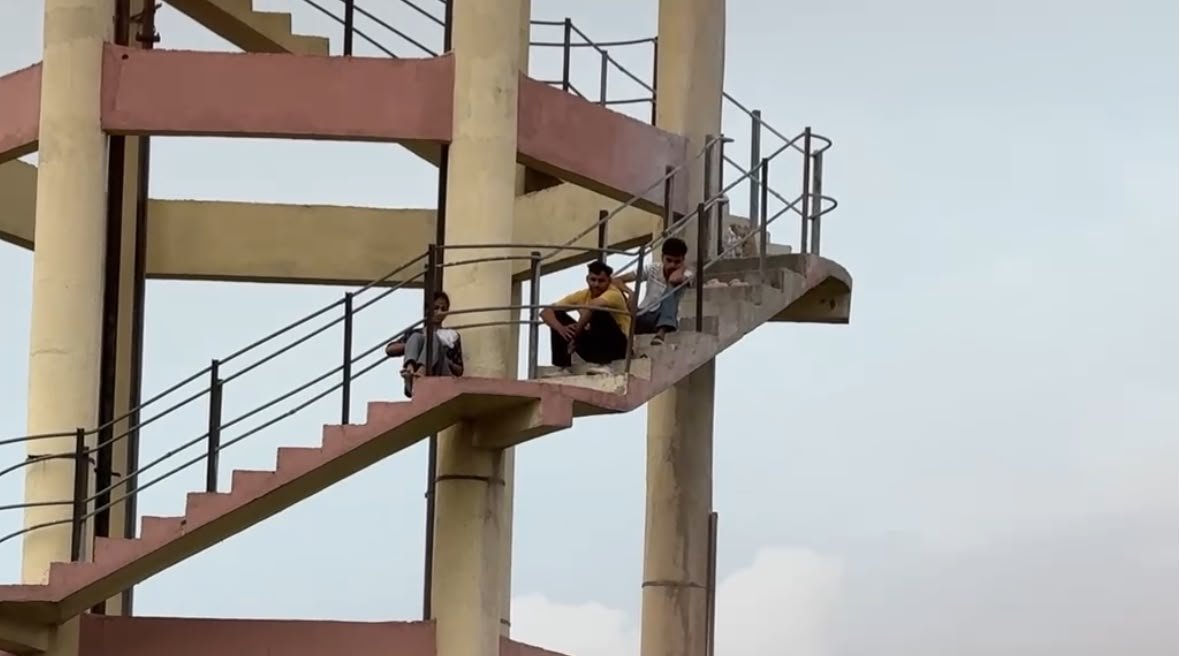 पानी की टंकी पर चढ़े छात्र