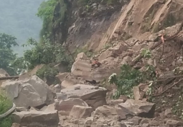 नैनीताल-काठगोदाम मार्ग पर भूस्खलन