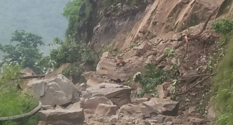 नैनीताल-काठगोदाम मार्ग पर भूस्खलन