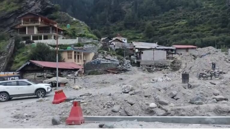 आपदा से उबरता धराली
