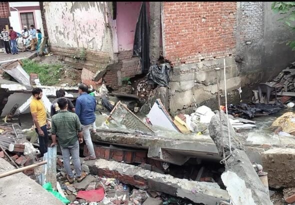 बारिश से घर ढहा