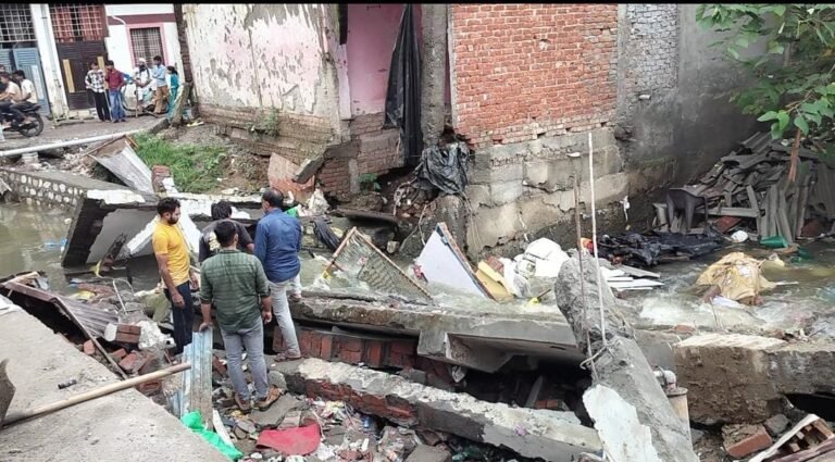 बारिश से घर ढहा