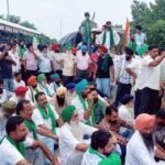 हाईवे पर बैठे अन्नदाता