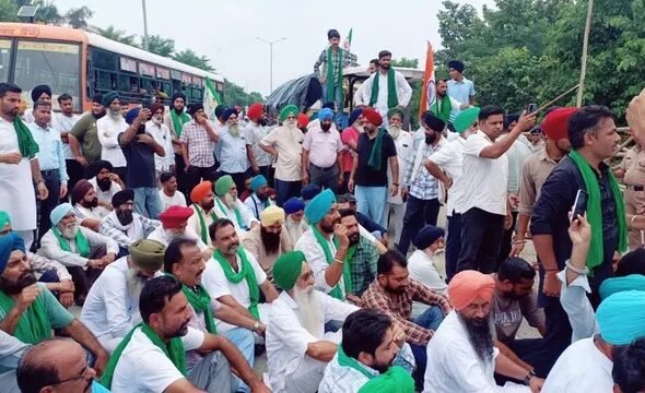 हाईवे पर बैठे अन्नदाता