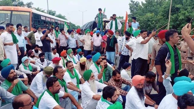 हाईवे पर बैठे अन्नदाता
