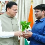 सीएम आवास में मुख्यमंत्री से मुलाकात करते फ्लाइंग कार बनाने वाले रवि टम्टा