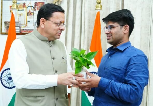 सीएम आवास में मुख्यमंत्री से मुलाकात करते फ्लाइंग कार बनाने वाले रवि टम्टा