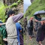 गर्भवती को डंडी के सहारे अस्पताल ले जाते ग्रामीण