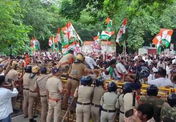 रुद्रपुर में यूथ कांग्रेस का कलेक्ट्रेट घेराव