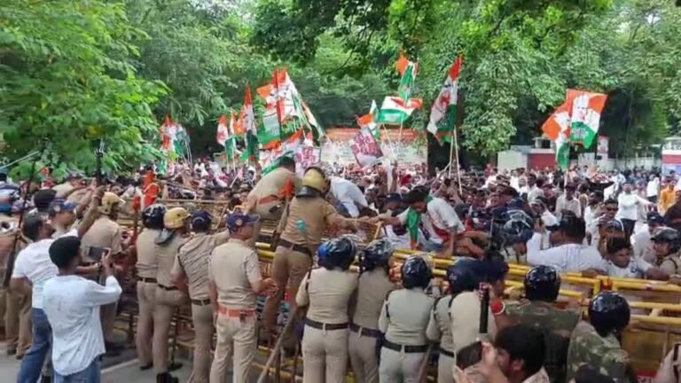 रुद्रपुर में यूथ कांग्रेस का कलेक्ट्रेट घेराव