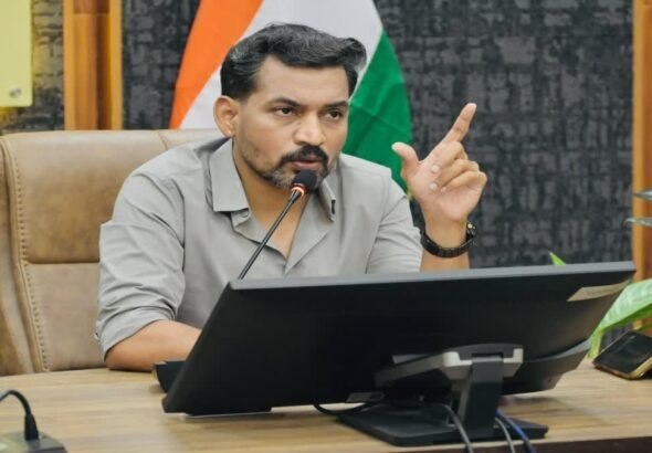 जिलाधिकारी आशीष चौहान