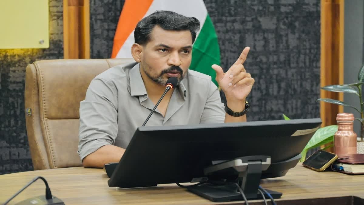 जिलाधिकारी आशीष चौहान