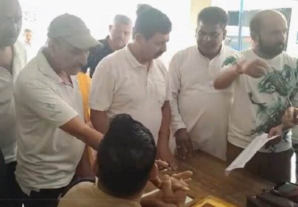 व्यापारी से अभद्रता पर बागेश्वर में आक्रोश