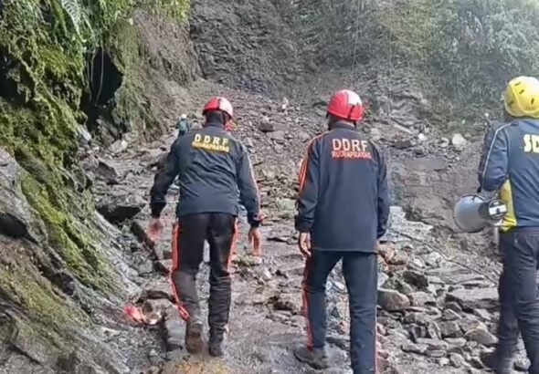 पहाड़ी से गिरे पत्थर