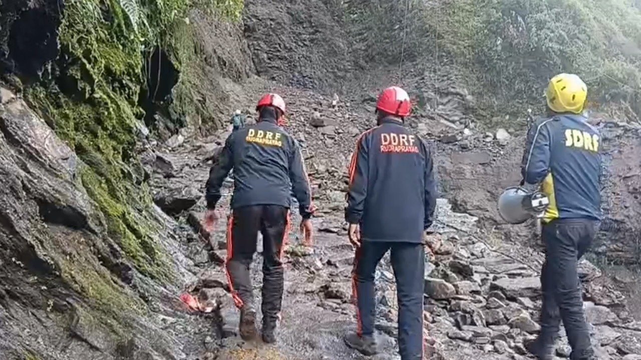 पहाड़ी से गिरे पत्थर