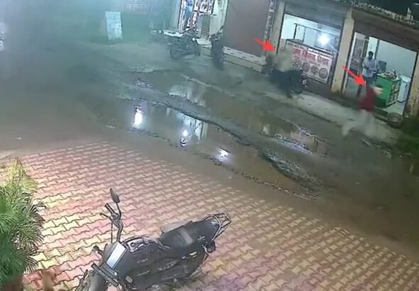 सीसीटीवी कैमरे में भागते कैद हुए अपराधी