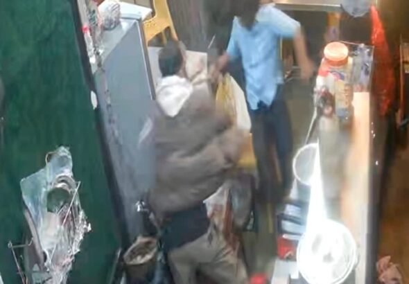 रेस्टोरेंट में बैठे युवकों पर किया हमला