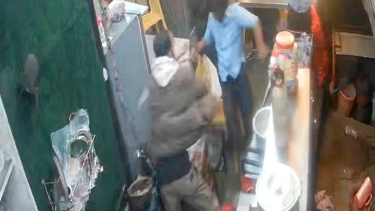 रेस्टोरेंट में बैठे युवकों पर किया हमला