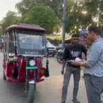 ई-रिक्शा चालक के कागजातों की जांच