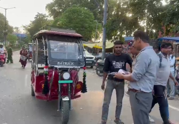 ई-रिक्शा चालक के कागजातों की जांच