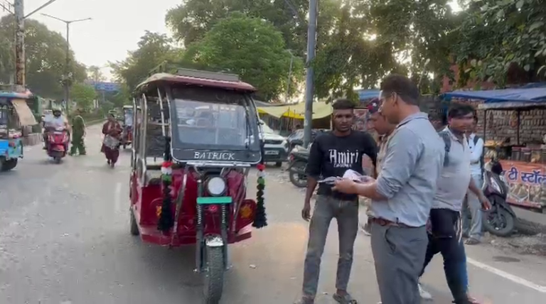 ई-रिक्शा चालक के कागजातों की जांच