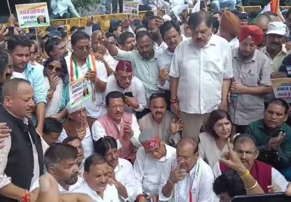 उत्तराखंड कांग्रेस का सचिवालय घेराव