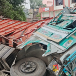 गर्ल्स हॉस्टल की दीवार तोड़कर पलटा ट्रक