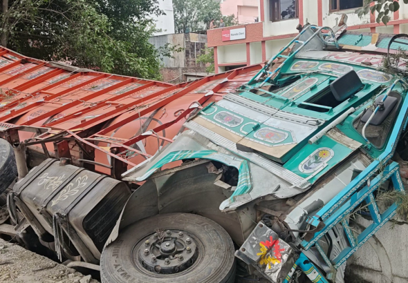 गर्ल्स हॉस्टल की दीवार तोड़कर पलटा ट्रक