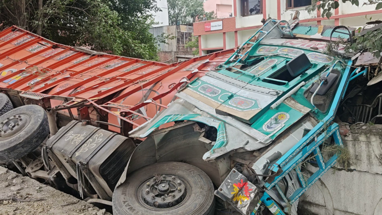 गर्ल्स हॉस्टल की दीवार तोड़कर पलटा ट्रक
